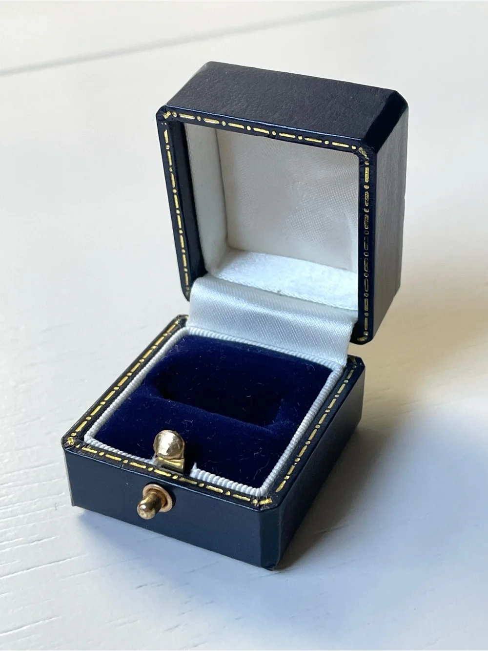 Vintage dark blue leather-look ring box